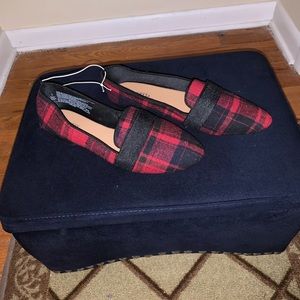 Plain red/black flats